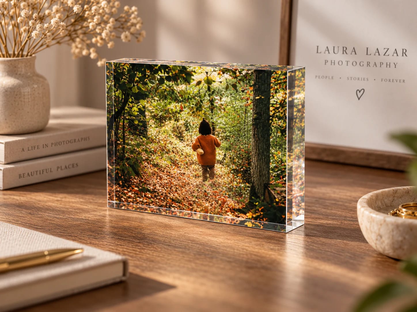 Bloc foto compact expus pe un birou