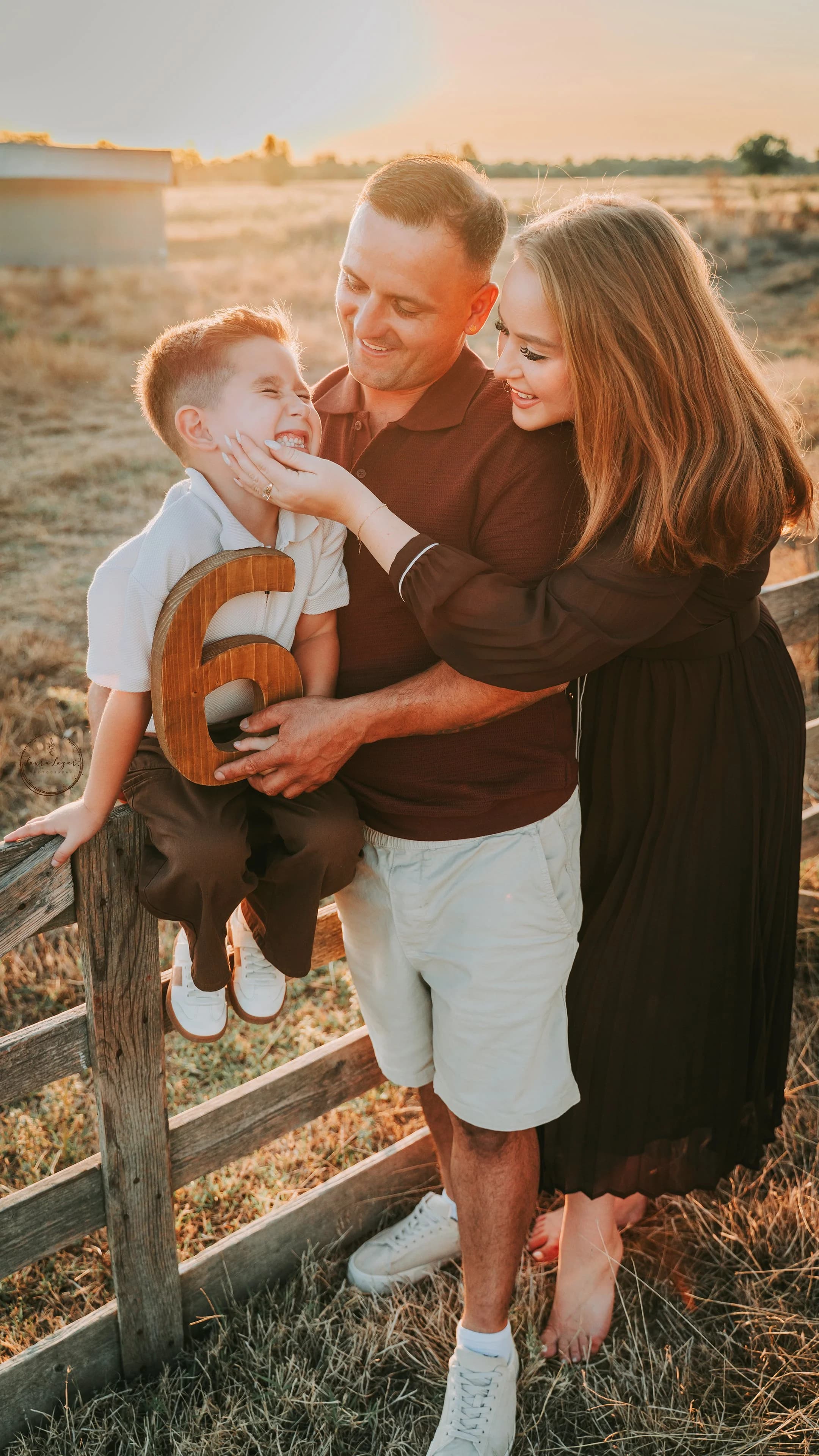 O familie împărtășind un moment jucăuș de aniversare în aer liber