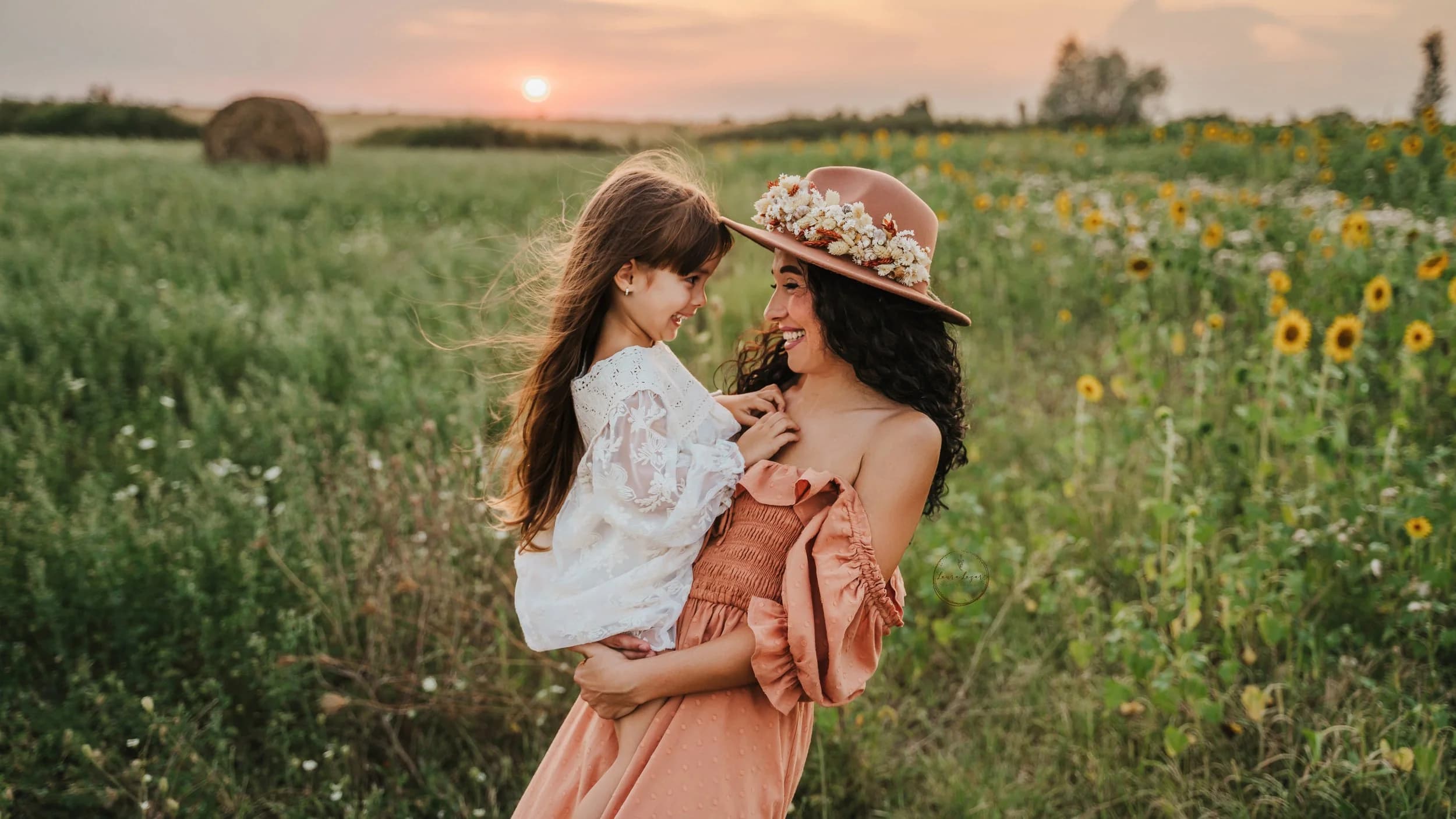 Un părinte ținând un copil mic într-un moment liniștit în aer liber
