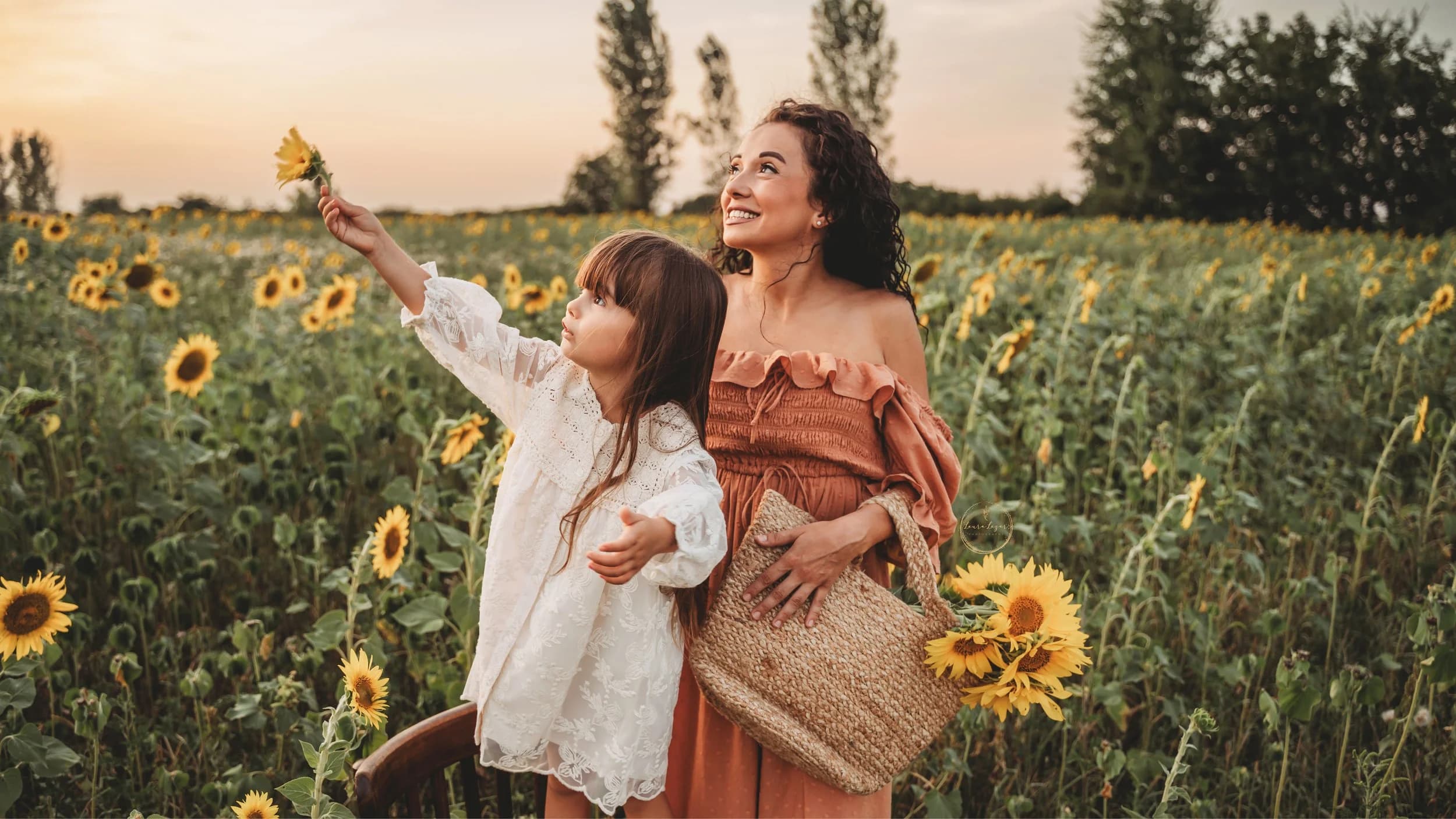 O familie râzând și mișcându-se împreună printre flori de floarea-soarelui